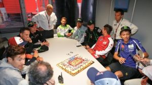 carmelo-ezpeleta-pie-centro-cita-pilotos-del-viernes-ano-pasado-mugello-donde-valentino-rossi-celebro-sus-300-grandes-premios-1442585425069