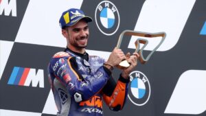 miguel-oliveira-ktm-aprovecha-pelea-miller-espargaro-consigue-victoria-estiria-1598189964117