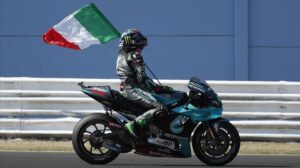 italobrasileno-franco-morbidelli-yamaha-pasea-bandera-italiano-hoy-misnao-tras-ganar-primer-motogp-1600002626853