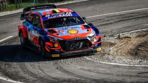 Neuville líder en Croacia, Rovanpera error y vuelco (video)