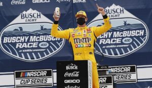 Kyle Busch se llevo el triunfo del NASCAR Cup en Kansas
